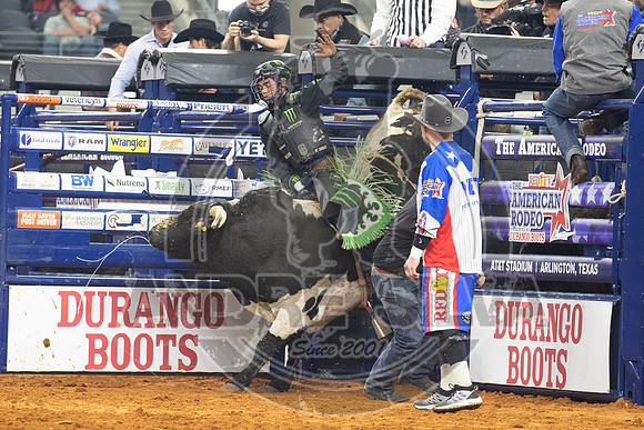 2021_TheAmerican_Bull Riding_Marco Eguchi _AndreSilva_804