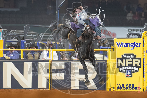 2020_Dez_05_WNFR_Bareback_Riding_Cole_Reiner_060