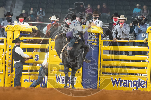 2020_Dez_05_WNFR_Bareback_Riding_Cole_Reiner_054