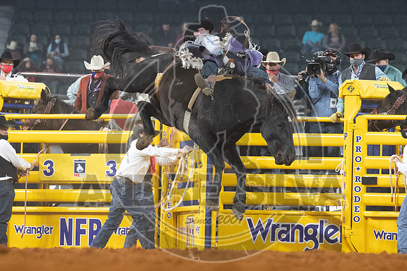 2020_Dez_05_WNFR_Bareback_Riding_Cole_Reiner_055