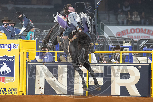 2020_Dez_05_WNFR_Bareback_Riding_Cole_Reiner_059