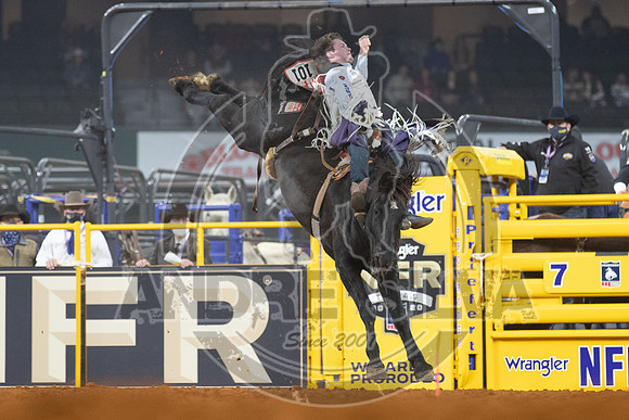 2020_Dez_05_WNFR_Bareback_Riding_Cole_Reiner_061